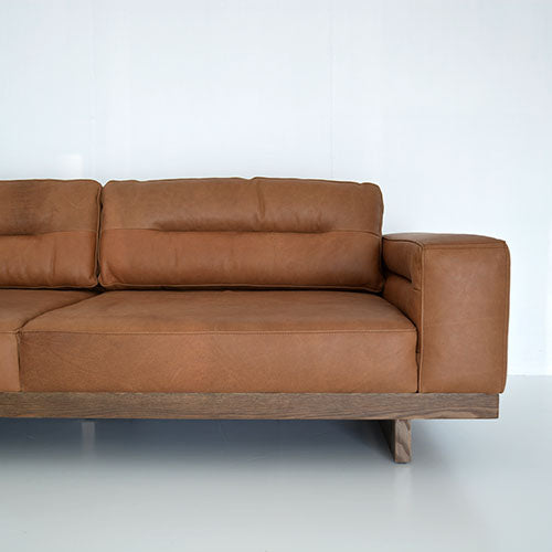 ビンテージ×ラグジュアリーな世界をお届け。 HALO FROSTER SOFA