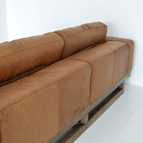 ビンテージ×ラグジュアリーな世界をお届け。 HALO FROSTER SOFA