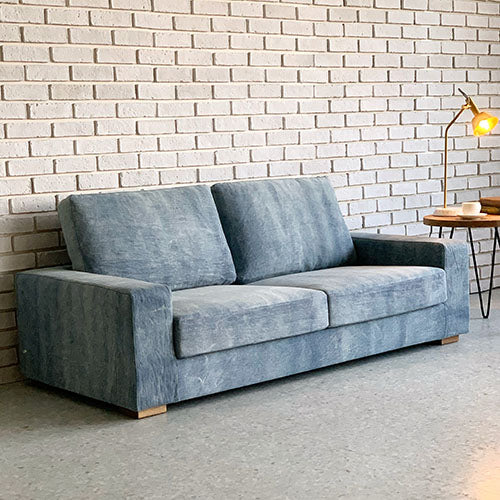 白レンガ壁の空間に置いたBAY SOFA 72 デニムブルー、リビングでのサイズ感