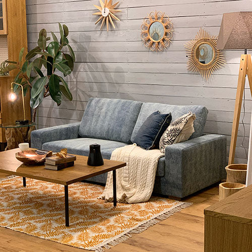 ラグとローテーブルのある部屋でのBAY SOFA 72 デニムブルー、くつろぎの全体像
