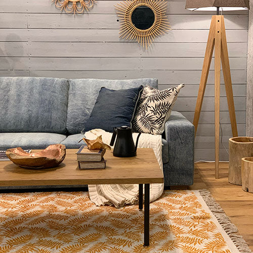 テーブル前の正面寄り、座面高の低さと水平ラインが伝わるBAY SOFA 72