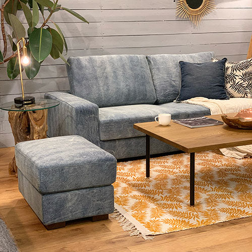 オットマンと合わせたBAY SOFA 72 デニムブルー、脚を伸ばせるレイアウト例