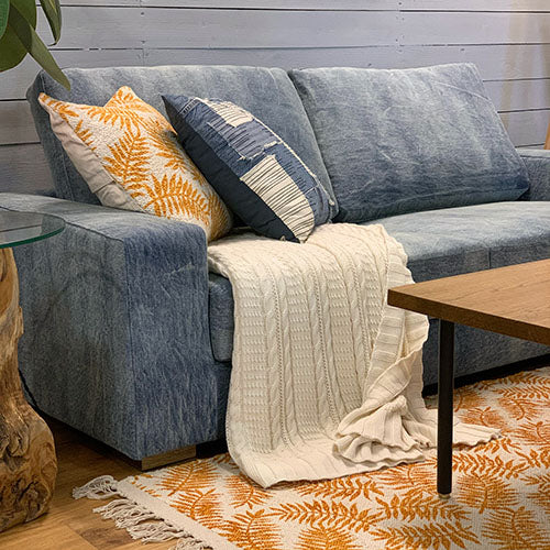ソファ横からの寄り(ブランケットあり)、デニムの色味と肘の立ち上がりが分かる