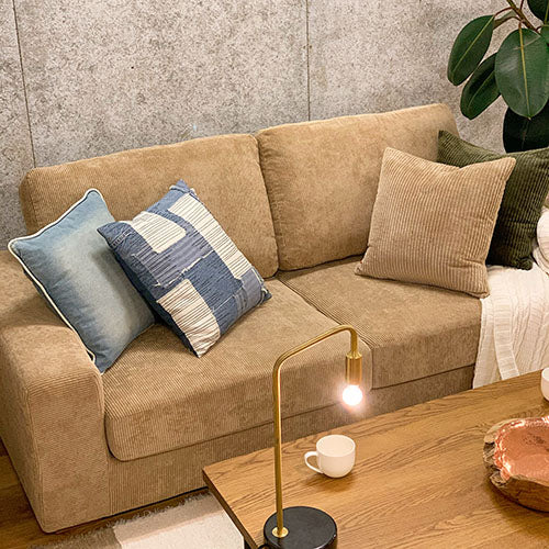 BAY SOFA 72 コーデュロイ キャメル|座面の広さが分かる 設置イメージ(クッション・キャンドル)
