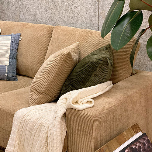 BAY SOFA 72 コーデュロイ キャメル|肘掛けと座面のゆとり くつろぎの近接(植物・ブランケット)