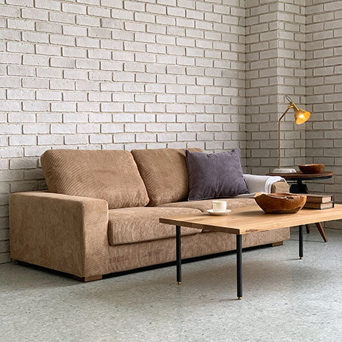 BAY SOFA 72 コーデュロイ キャメル|ローソファ 幅180 設置イメージ(白レンガ壁・ローテーブル)