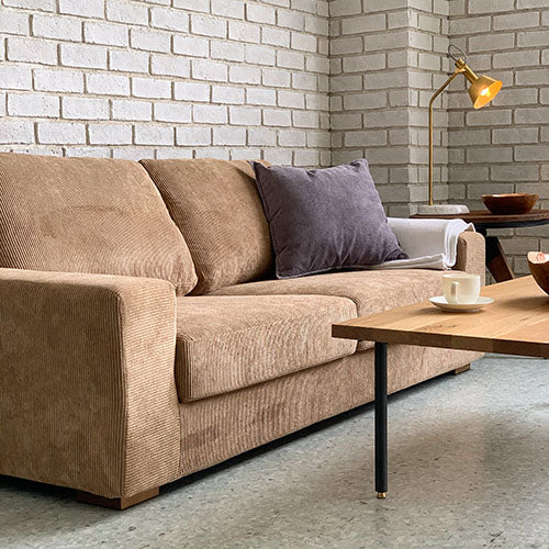 BAY SOFA 72 コーデュロイ キャメル|ワイド2人掛け 奥行き感が分かる 設置イメージ(白レンガ壁)