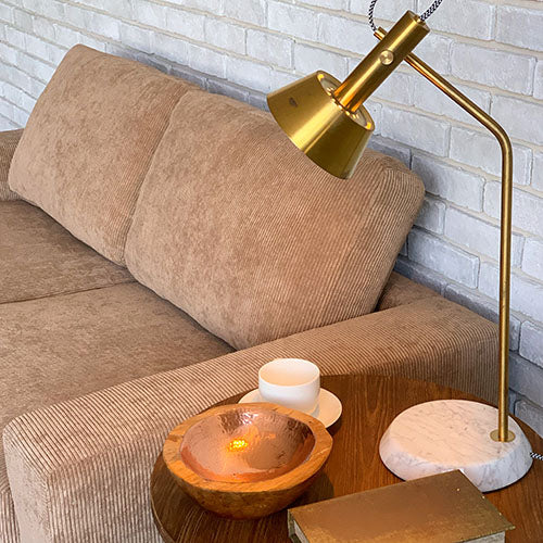 BAY SOFA 72 コーデュロイ キャメル|照明下で映える コーデュロイの陰影(カフェテーブル)