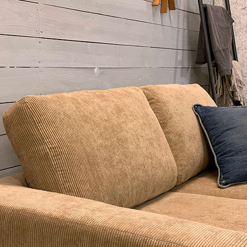 BAY SOFA 72 コーデュロイ キャメル|背クッションの高さ・角度が分かる 近接カット(設置イメージ)