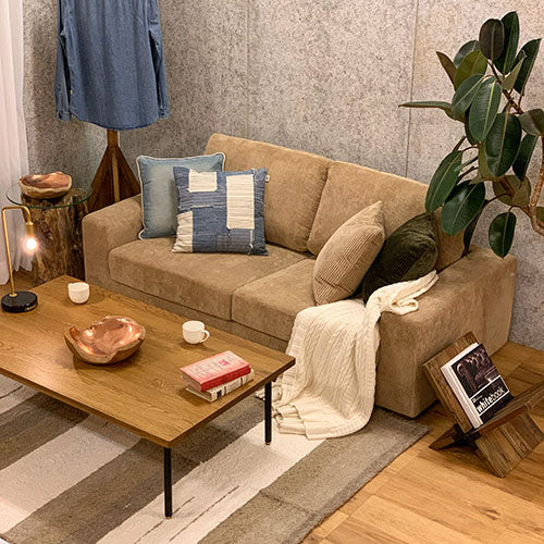 BAY SOFA 72 コーデュロイ キャメル|ワイド2人掛けのくつろぎ 暮らしの設置イメージ(植物・ローテーブル)