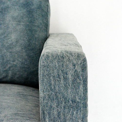 BAY SOFA 83 デニムブルー|アーム上面 近接(デニムの毛羽・質感)