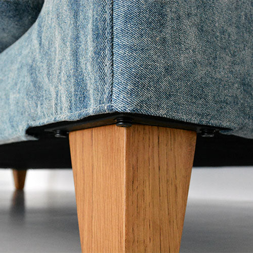 BAY SOFA 83 デニムブルー|脚 斜めアップ(ホワイトオーク無垢・立体感)