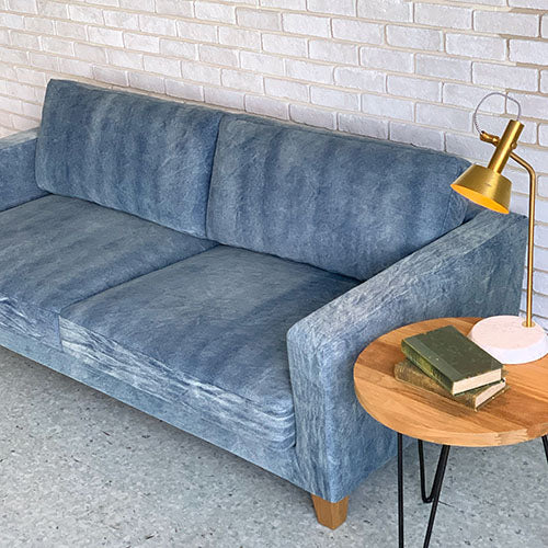 BAY SOFA 83 デニムブルー|白レンガ背景 斜め(ランプとサイドテーブル)