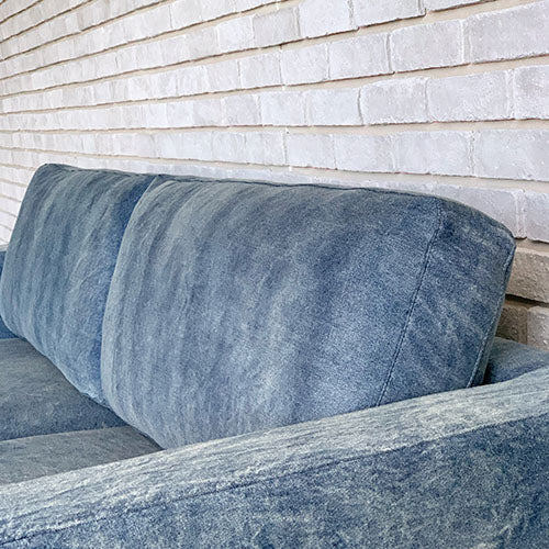 BAY SOFA 83 デニムブルー|背クッション 近接(デニムの陰影・白レンガ背景)