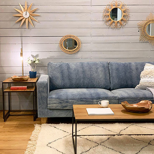 BAY SOFA 83 デニムブルー|暮らしの正面(白ラグ・ローテーブル・整うリビング)