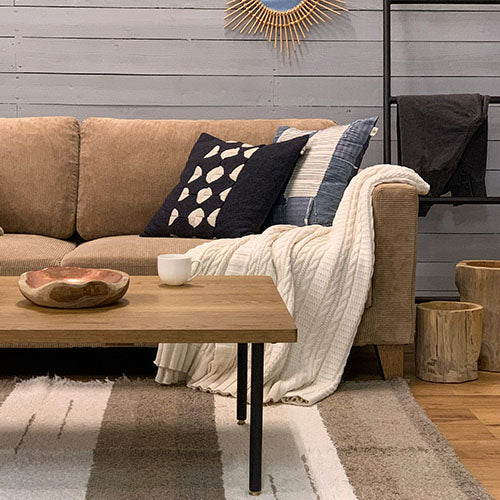 BAY SOFA 83(コーデュロイ/キャメル)|使用イメージ(壁面ディスプレイ別角度/シェルフ周辺)|W200×D95×H75×SH40