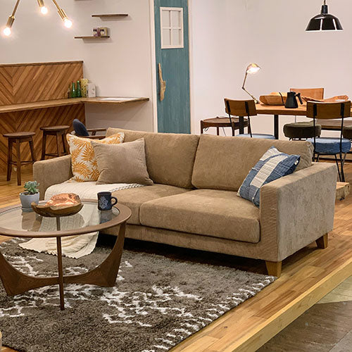 BAY SOFA 83(コーデュロイ/キャメル)|使用イメージ(店内/リビング全体・ラグとテーブル)|W200×D95×H75×SH40