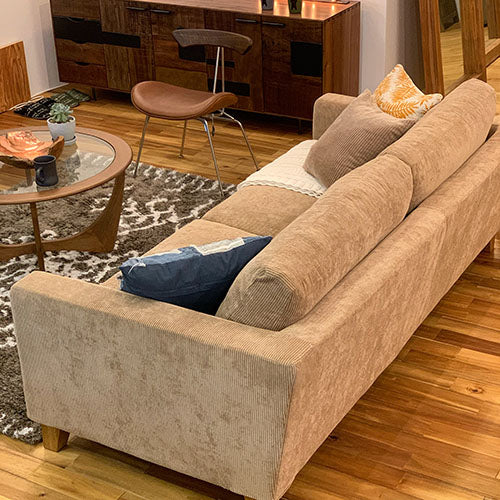 BAY SOFA 83(コーデュロイ/キャメル)|使用イメージ斜め(ソファの奥行感・木床)|W200×D95×H75×SH40