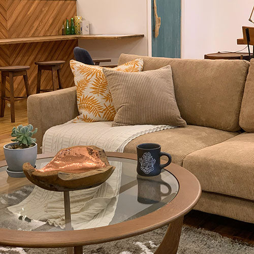 BAY SOFA 83(コーデュロイ/キャメル)|使用イメージ(テーブル上とソファ・マグ)|W200×D95×H75×SH40