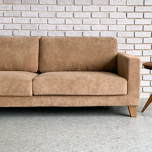 BAY SOFA 83(コーデュロイ/キャメル)|使用イメージ正面(白レンガ壁・全体)|W200×D95×H75×SH40