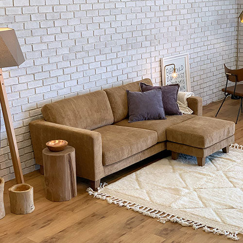 BAY SOFA 83(コーデュロイ/キャメル)|使用イメージ(白レンガ壁背景/空間カット)|W200×D95×H75×SH40