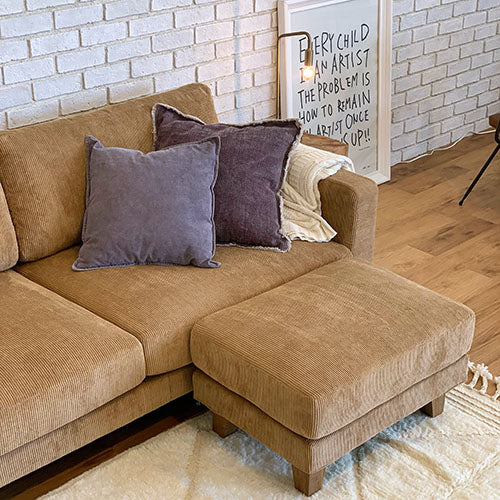 BAY SOFA 83(コーデュロイ/キャメル)|使用イメージ(白レンガ壁+ポスター/空間カット)|W200×D95×H75×SH40