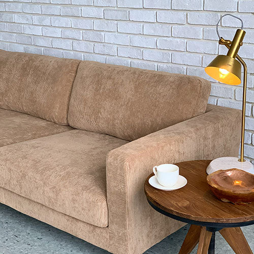 BAY SOFA 83(コーデュロイ/キャメル)|使用イメージ(座面寄り・サイドテーブルと小物)|W200×D95×H75×SH40