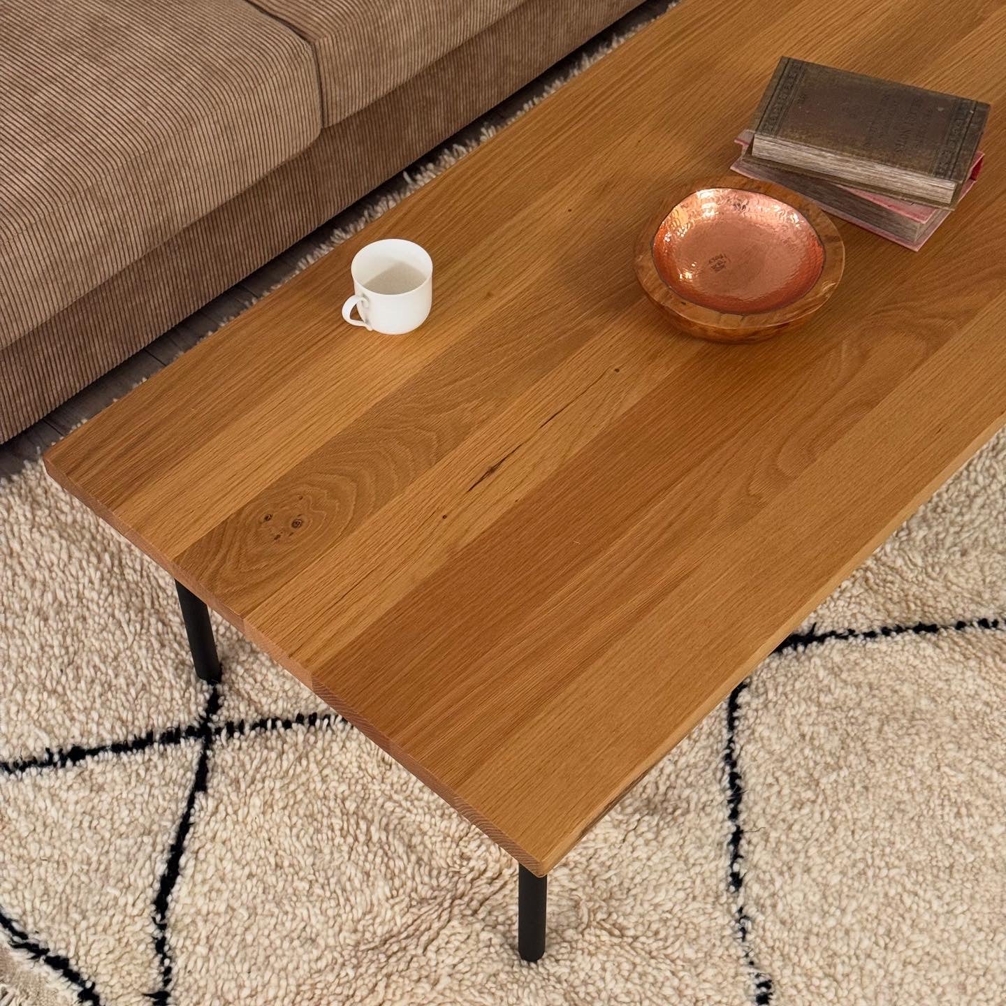 整ったリビングは、呼吸まで変わる。 ― BYRON COFFEE TABLE 1200（NT）