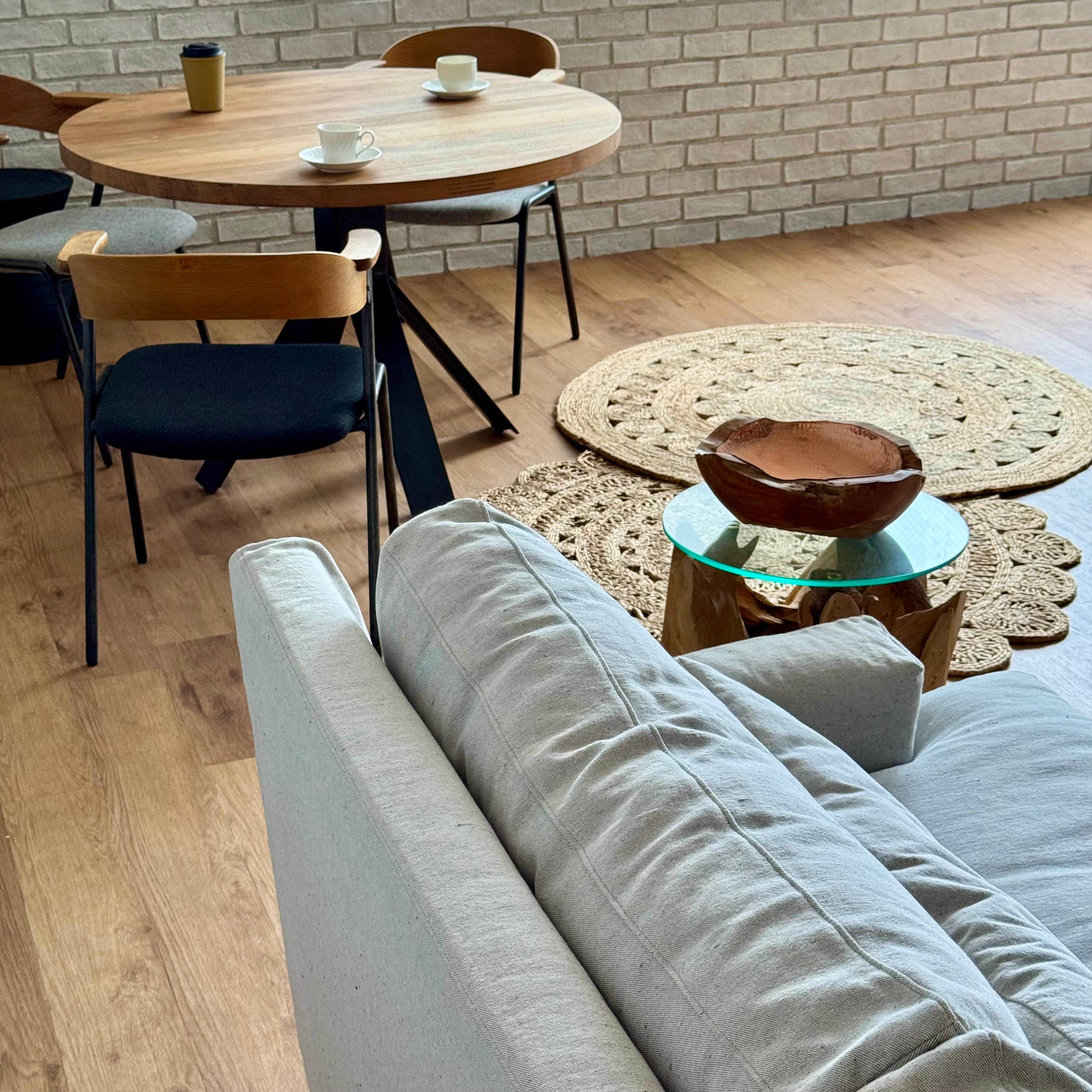 光のやわらぎが居場所になる｜PANAMA 3P SOFA／HALO