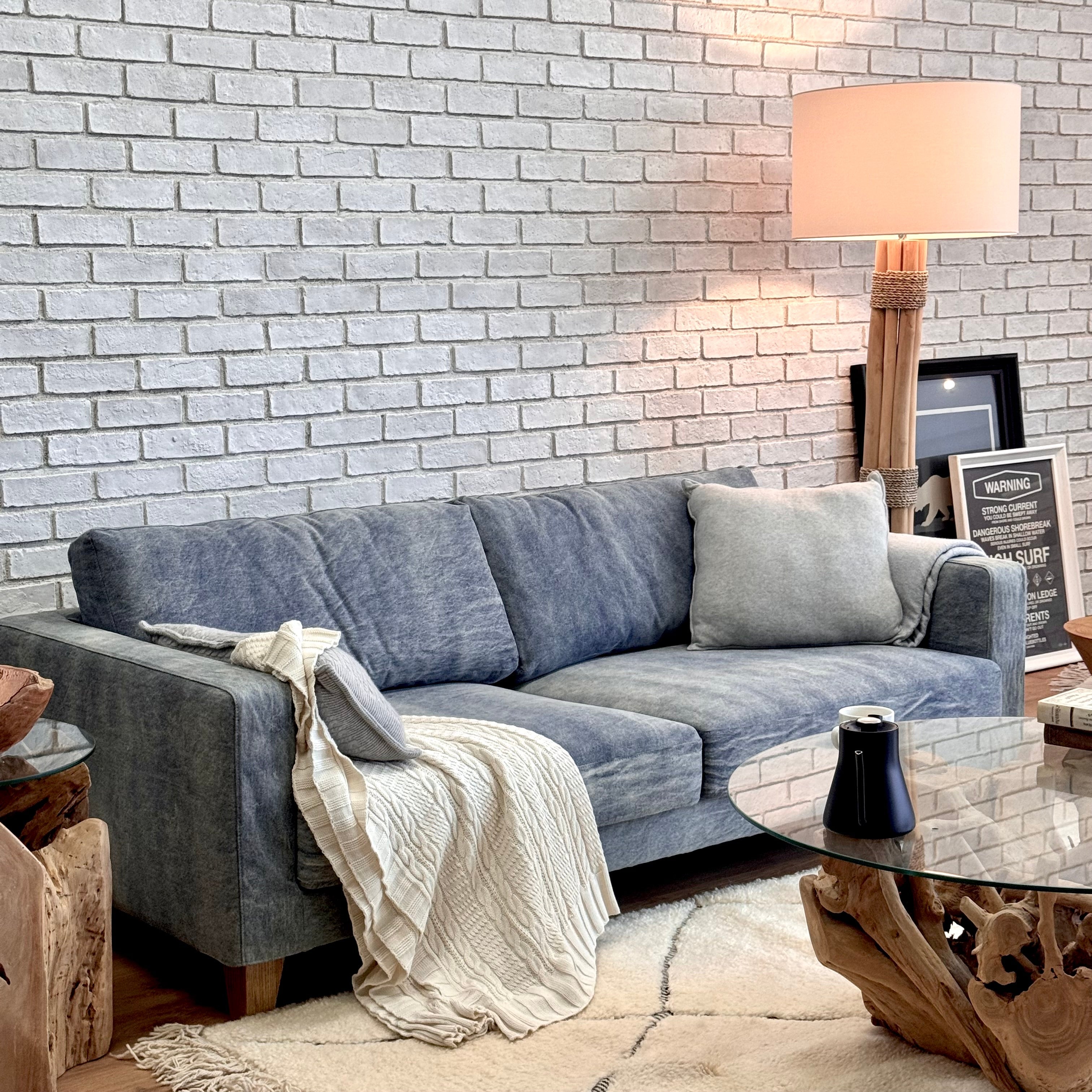 大人好みのデニムソファが、部屋の空気を整える｜BAY SOFA 83 デニムブルー／BEACH FURNITURE