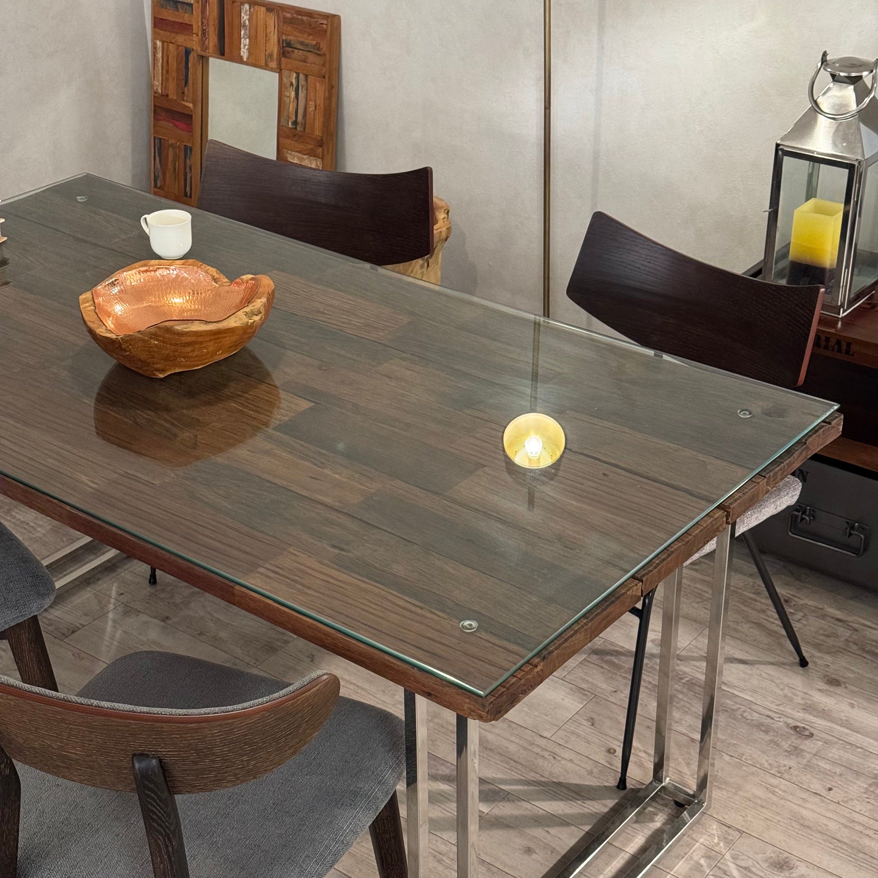 空間に「芯」を通すテーブル｜NEW RAILWAY DINING TABLE／dareels