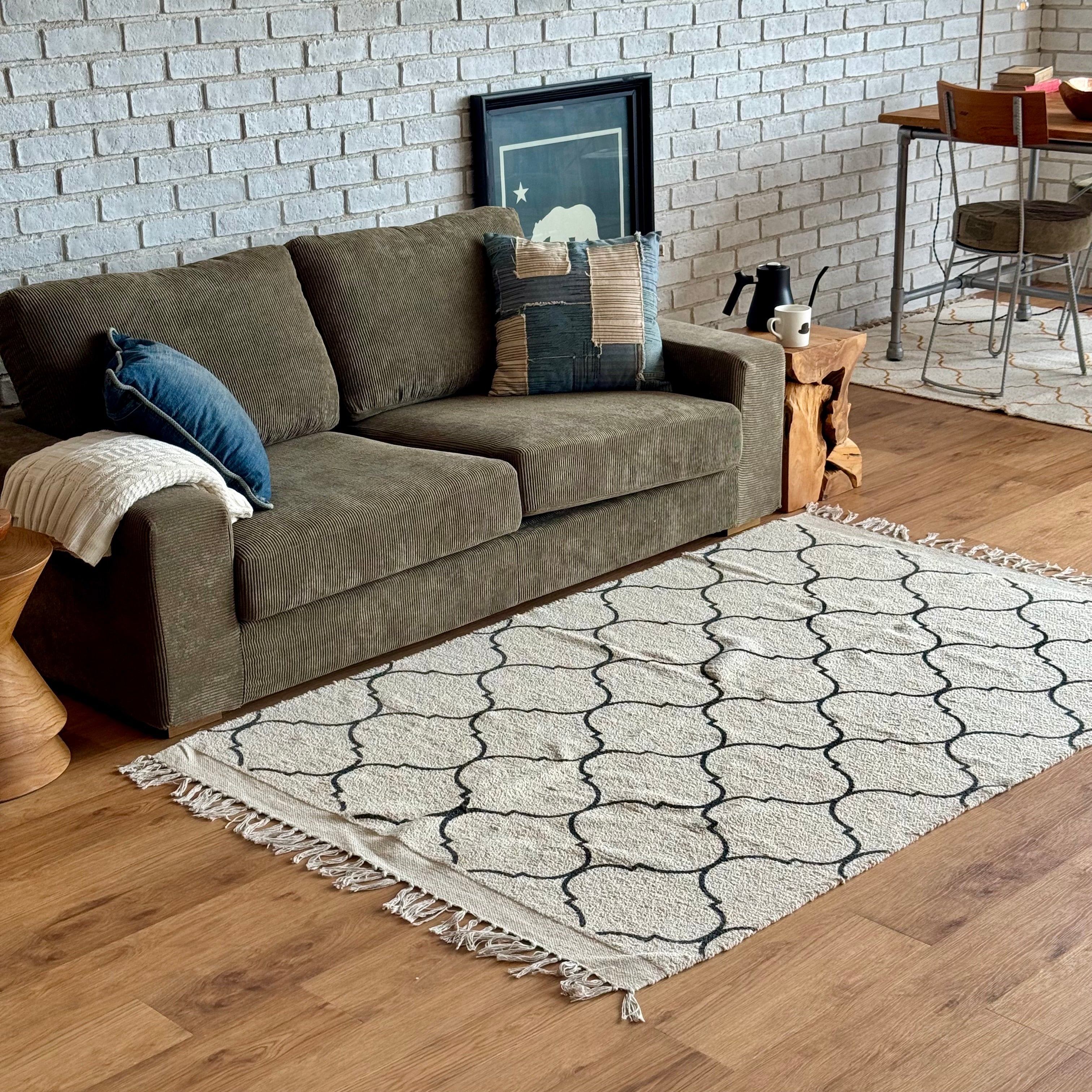 白の抜けで軽く整う｜ROLL TUFTED RUG 2117／a.depeche
