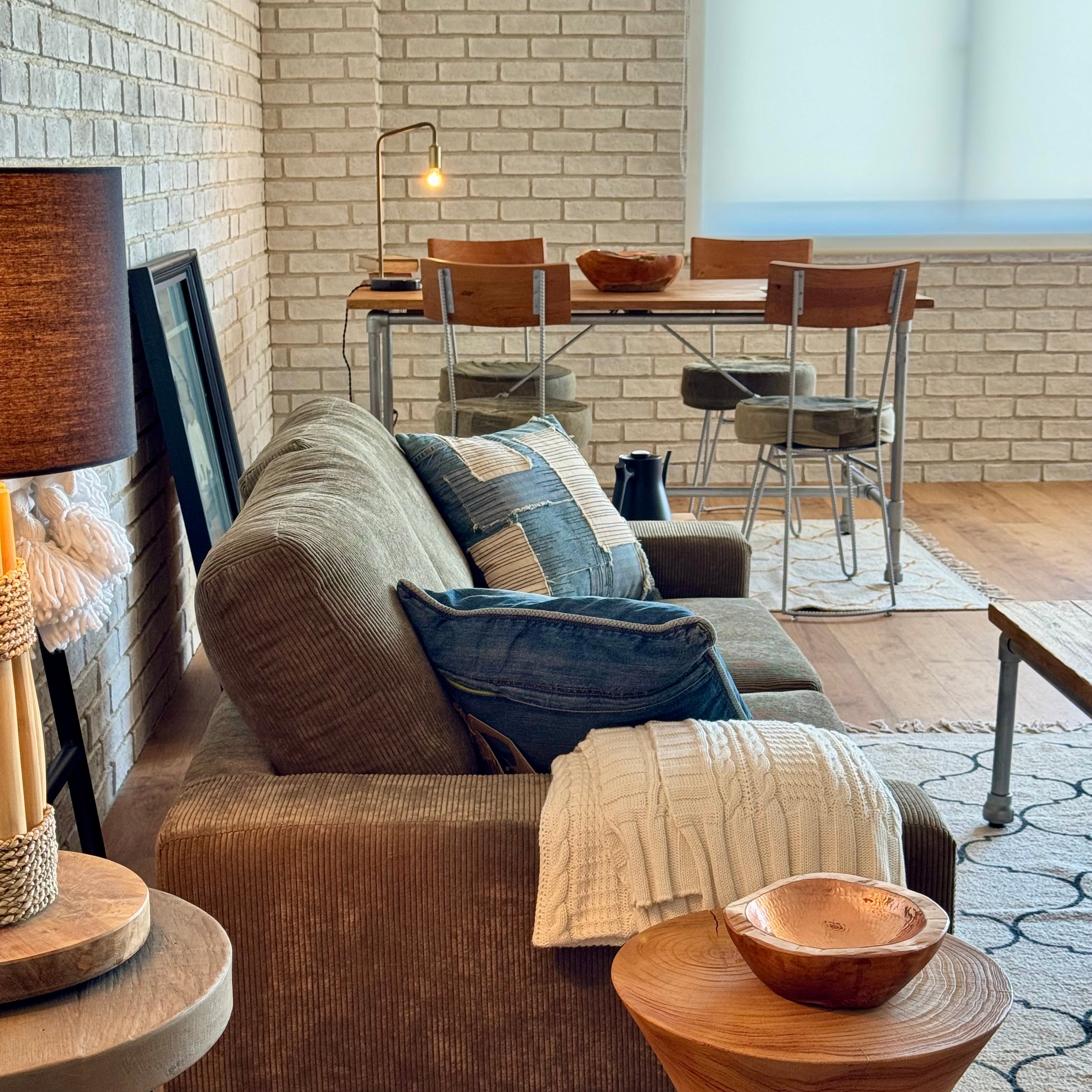 “抜け”でつながるLD｜BAY SOFA 72／BEACH FURNITURE × TUBE DINING TABLE／d-Bodhi
