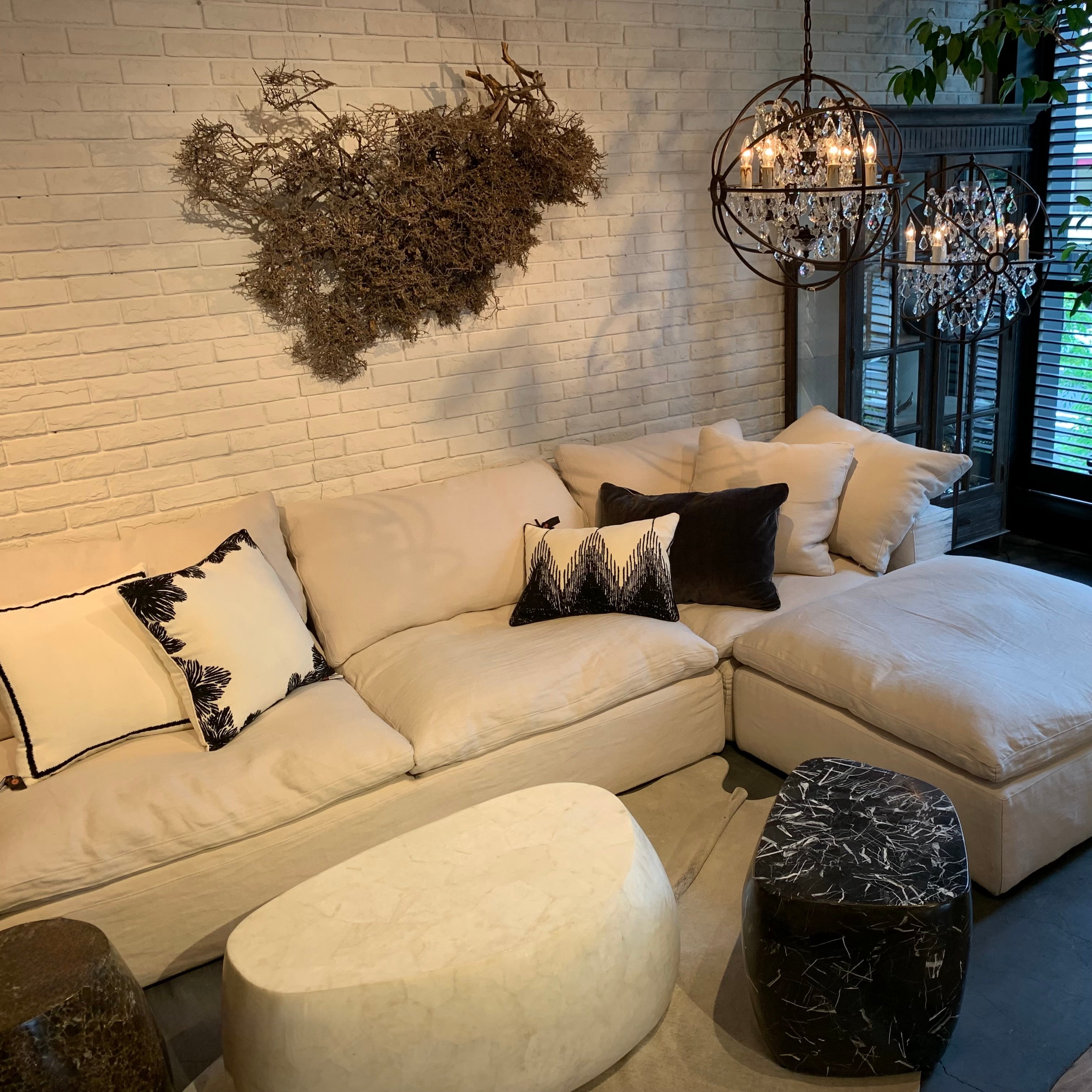 灯りと影が落ちる白い余白｜LUSCIOUS SECTIONAL SOFA／HALO