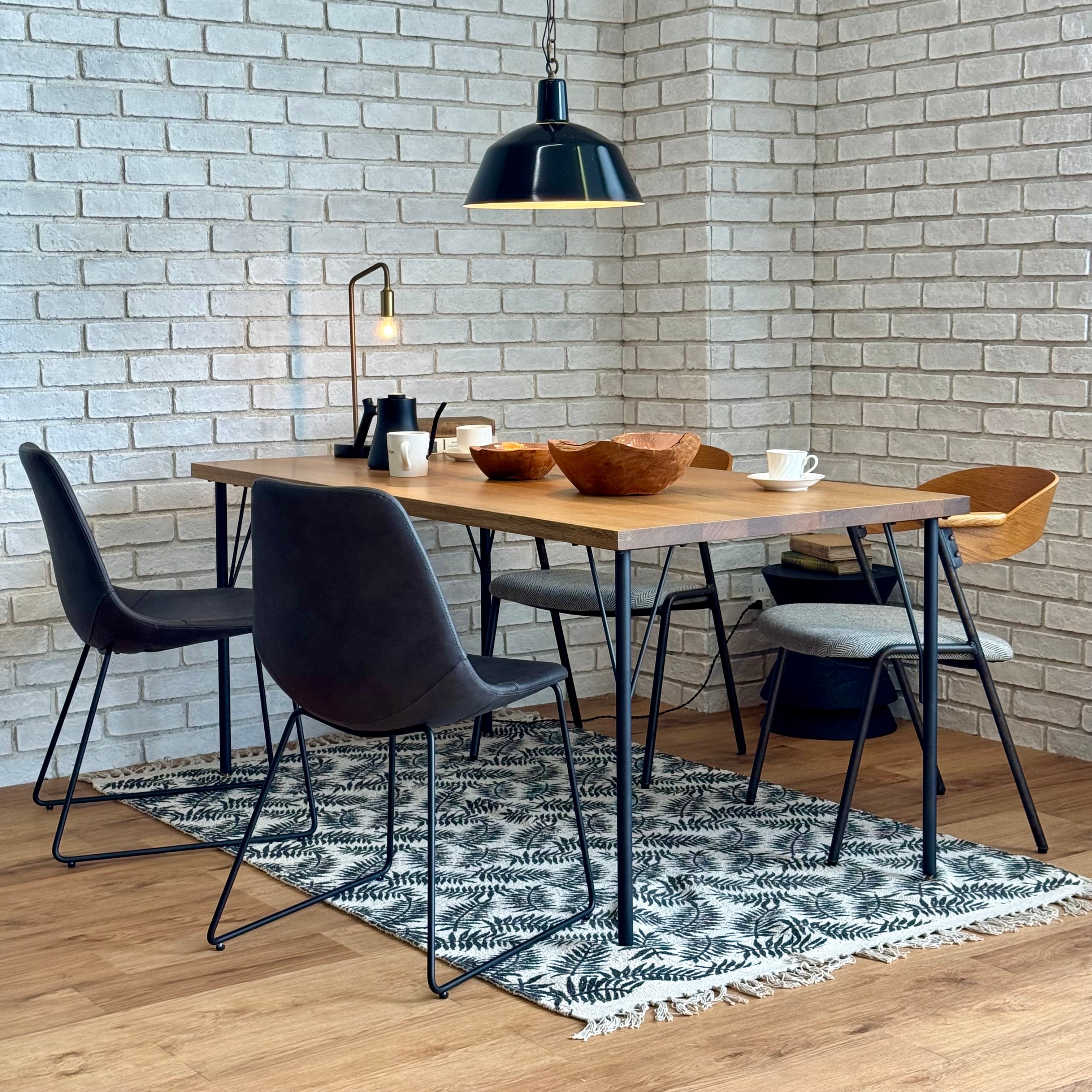 抜け感のある黒脚で、朝の整いをつくる｜BONDI DINING TABLE 1600／BEACH FURNITURE