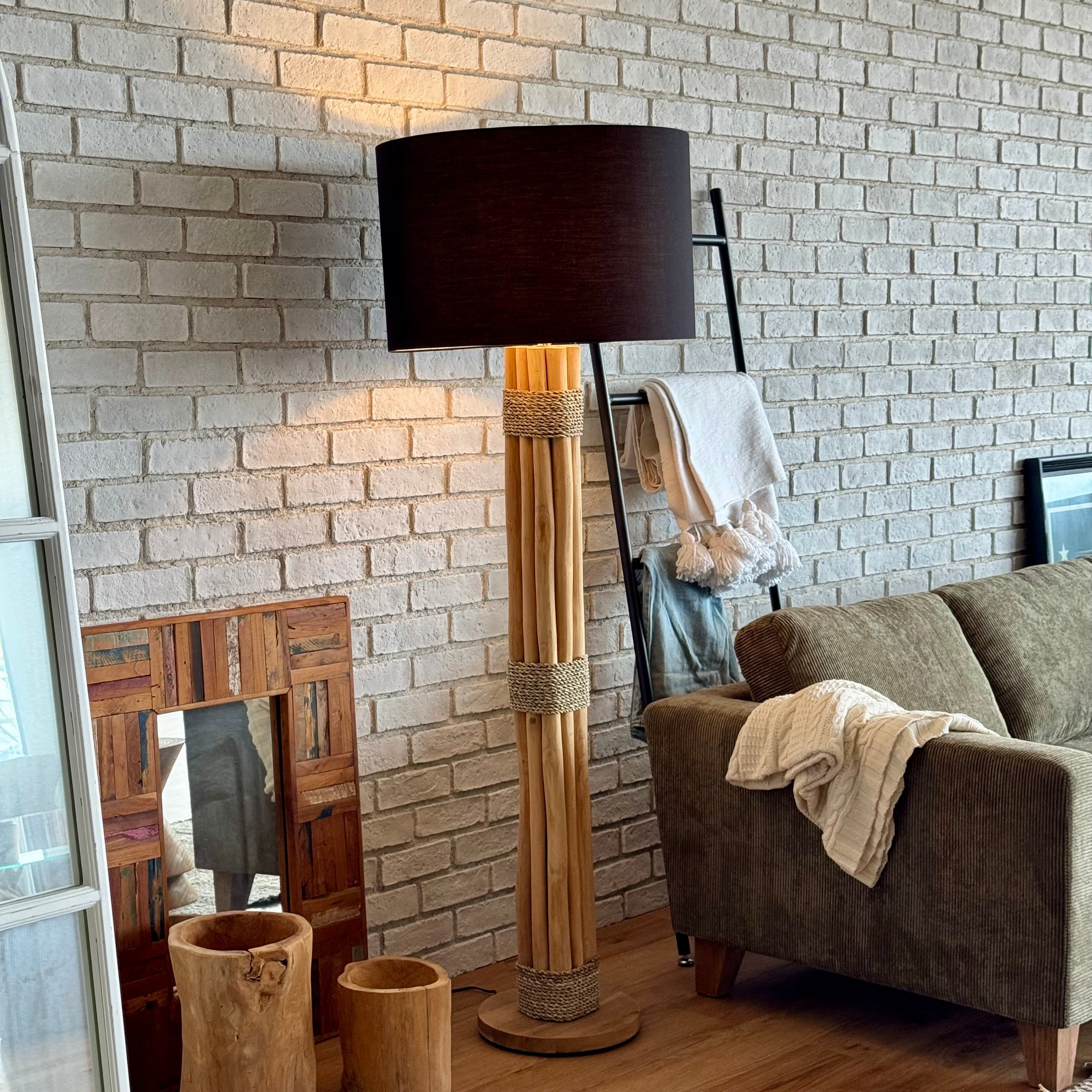 縦のラインで“部屋の芯”をつくる｜TRUNK FLOOR LAMP／dareers