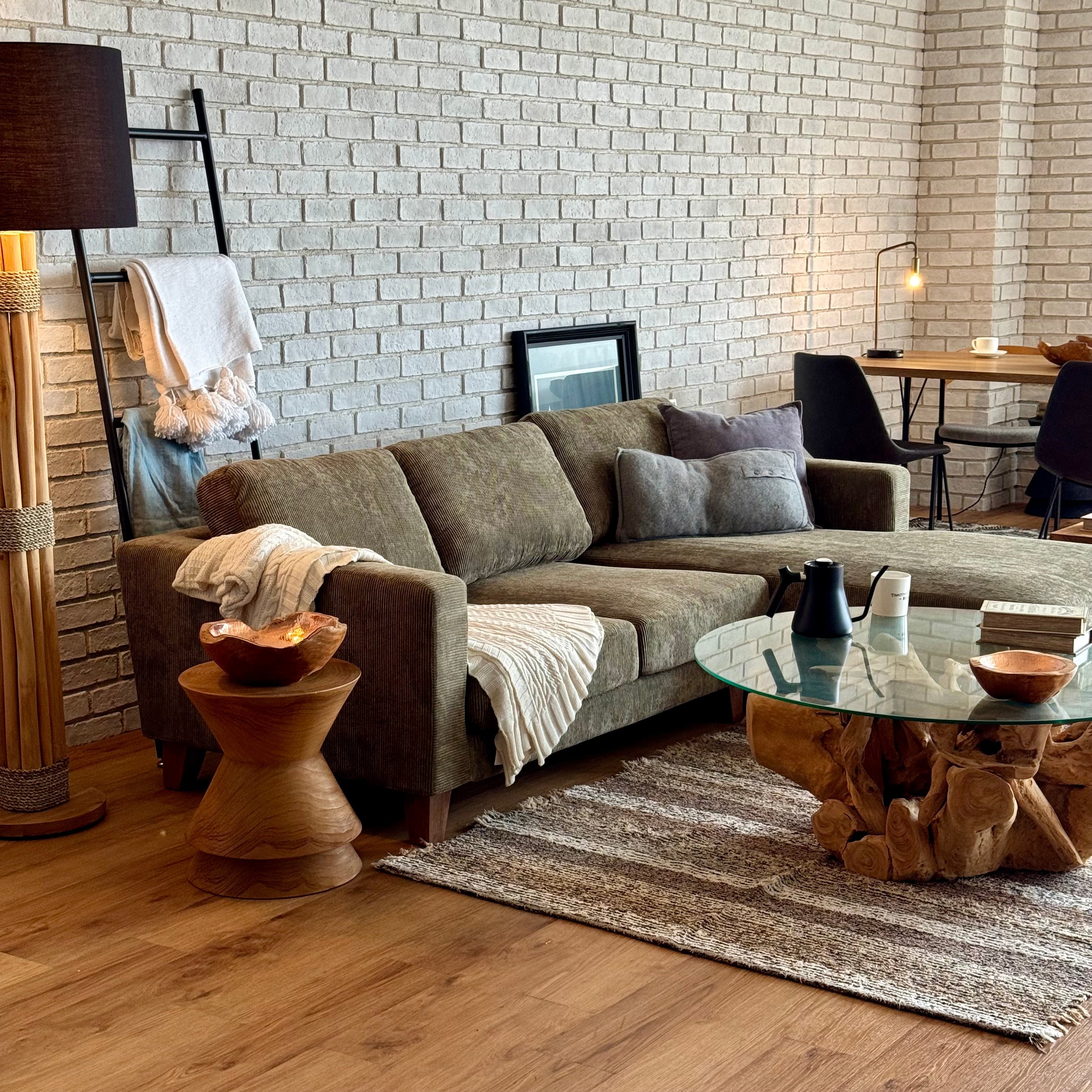 背中から整う、コーデュロイの余白｜BAY SOFA 84R／BEACH FURNITURE