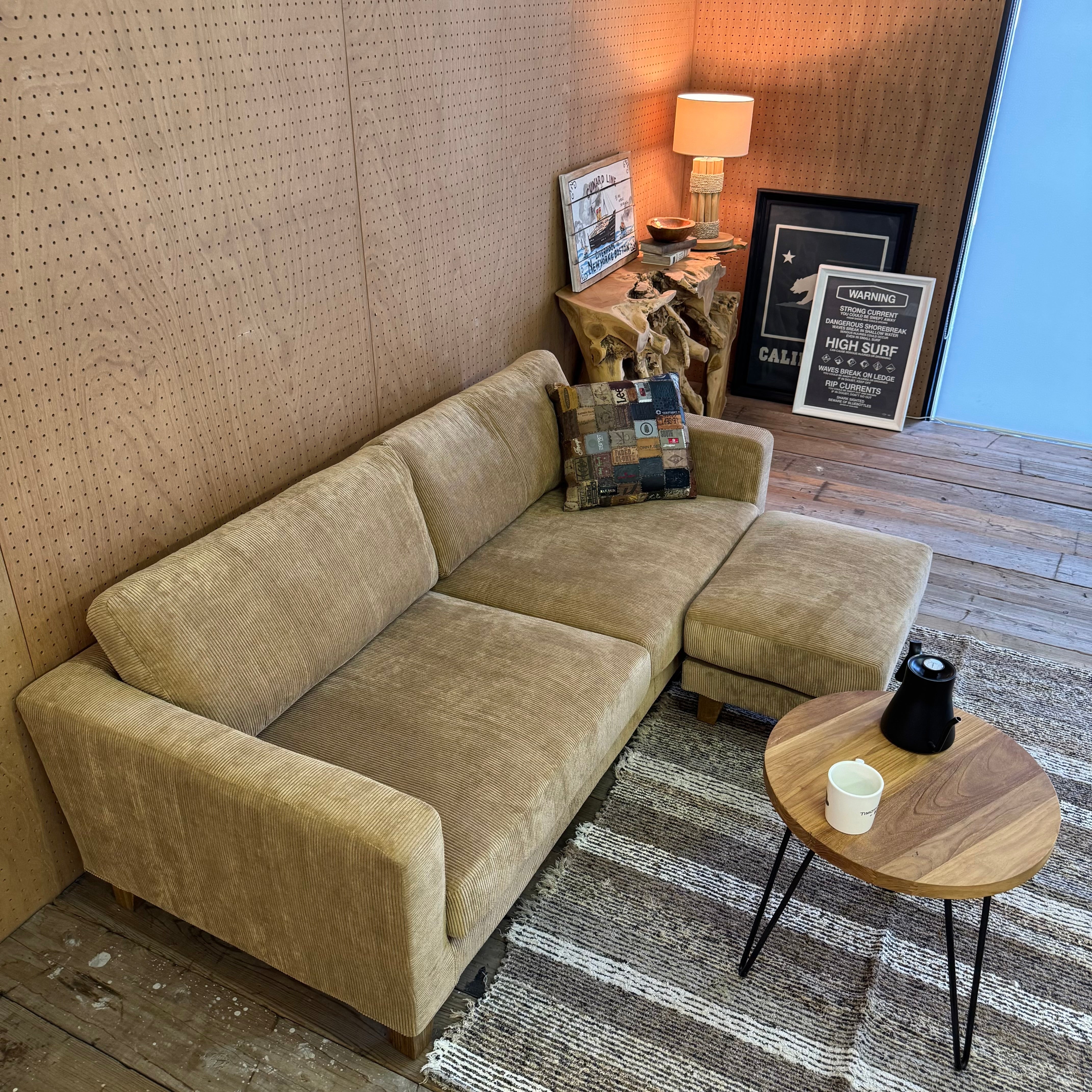 足を伸ばすだけで、ソファの心地よさは変わる｜BAY SOFA 83 × OTTOMAN／BEACH FURNITURE