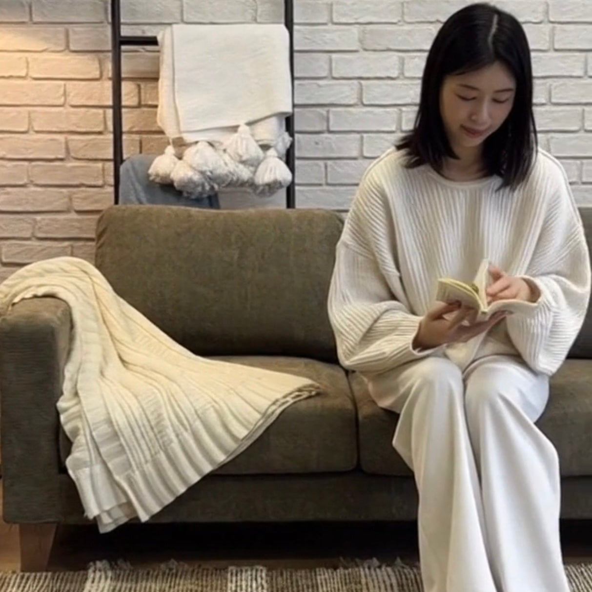 ページをめくる午後の静かなソファ時間｜BAY SOFA 84R／BEACH FURNITURE