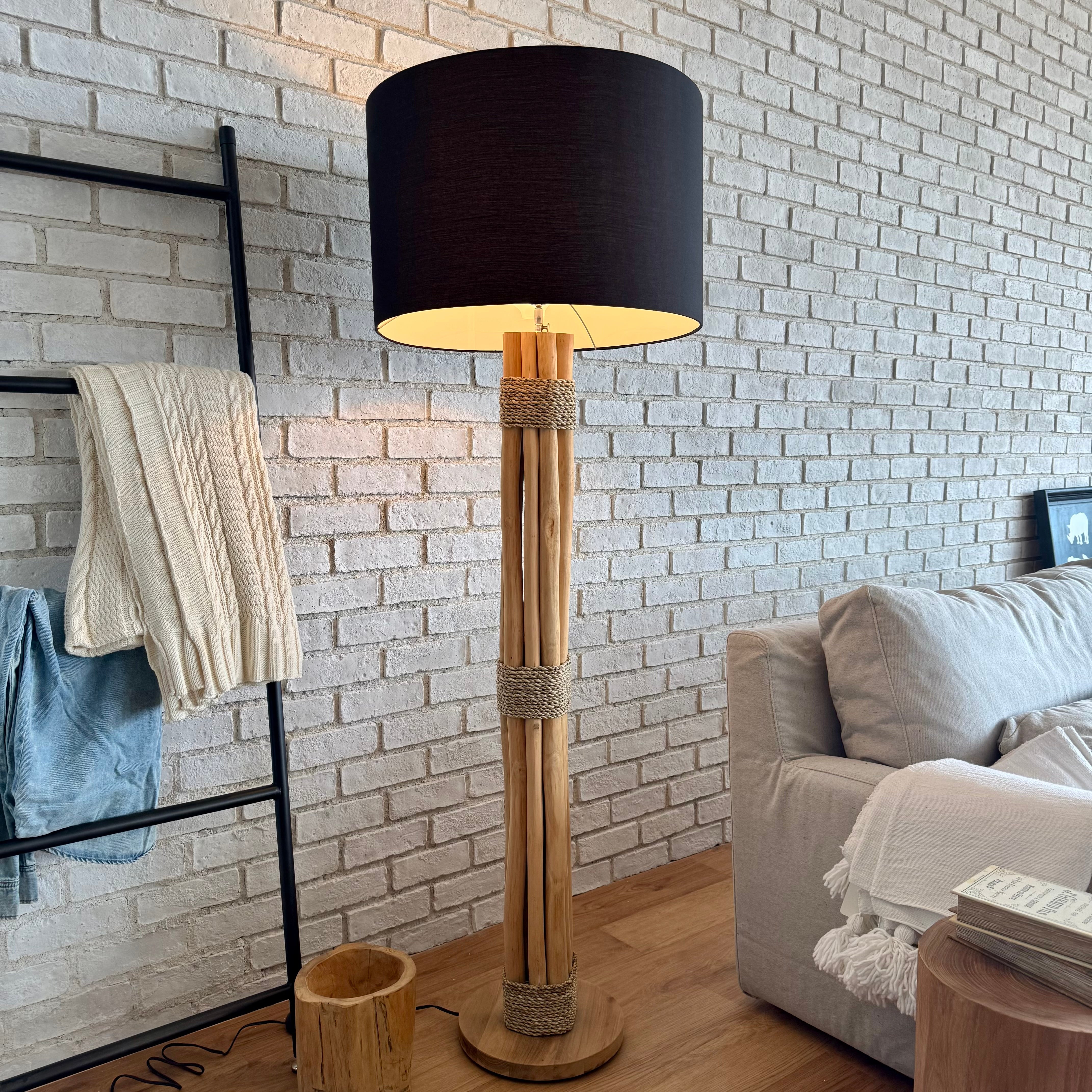 灯りが変える、空間の温度｜TRUNK FLOOR LAMP／dareels