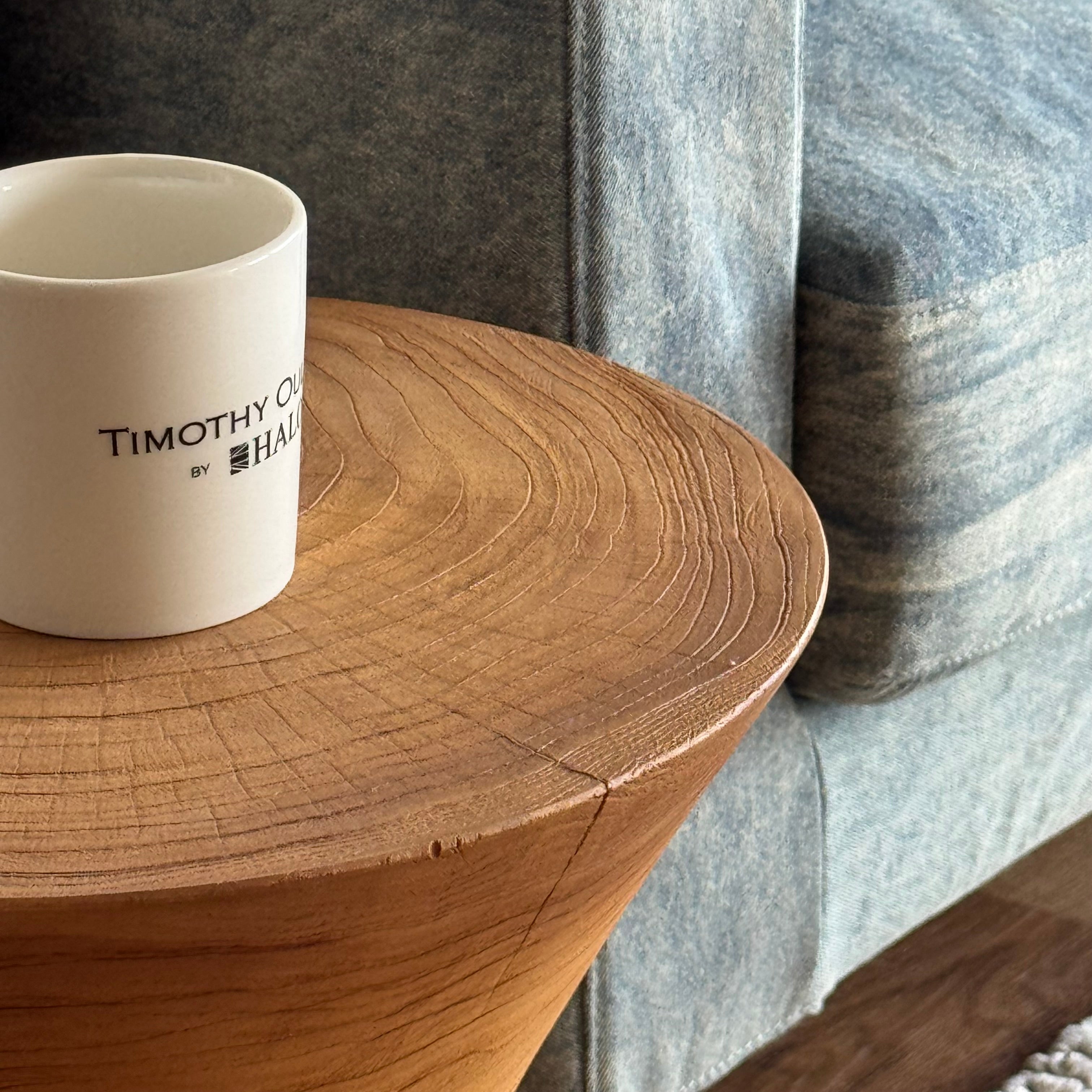 DIAVOLO STOOL NT／dareels｜天面ディテールと木目｜マグを置いた質感（寄り）