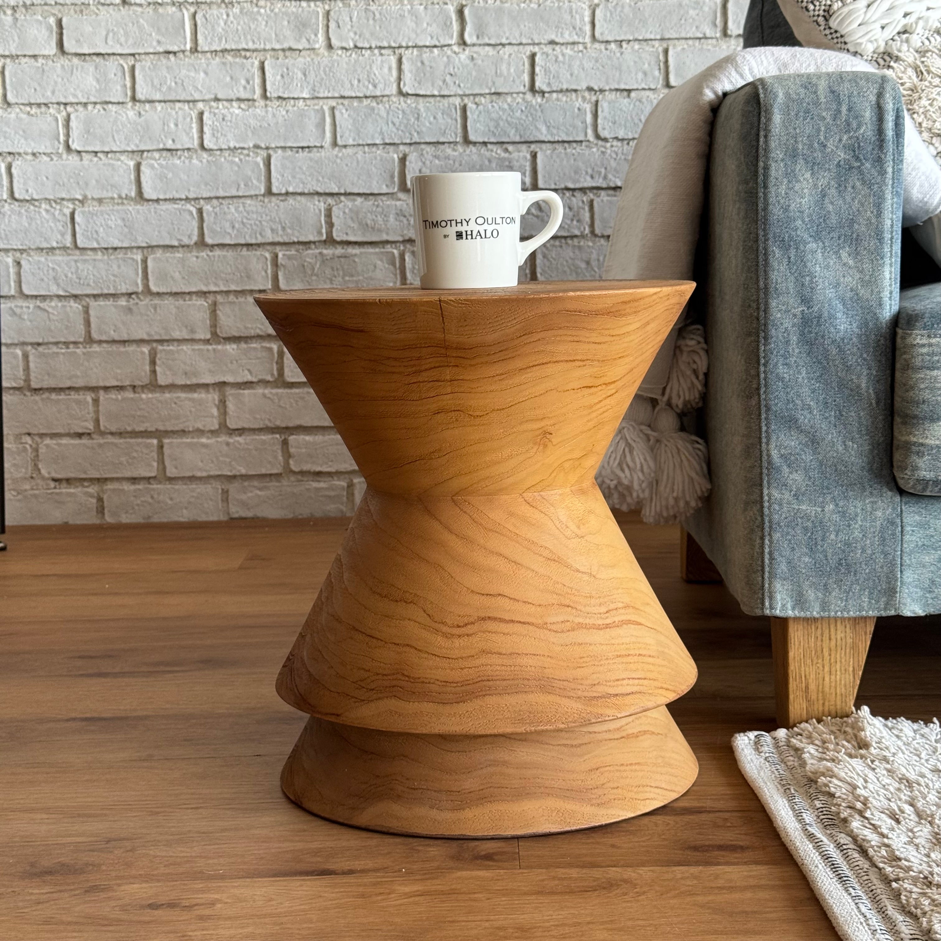 DIAVOLO STOOL NT／dareels｜オブジェとして成立する造形｜ソファ横の全体像