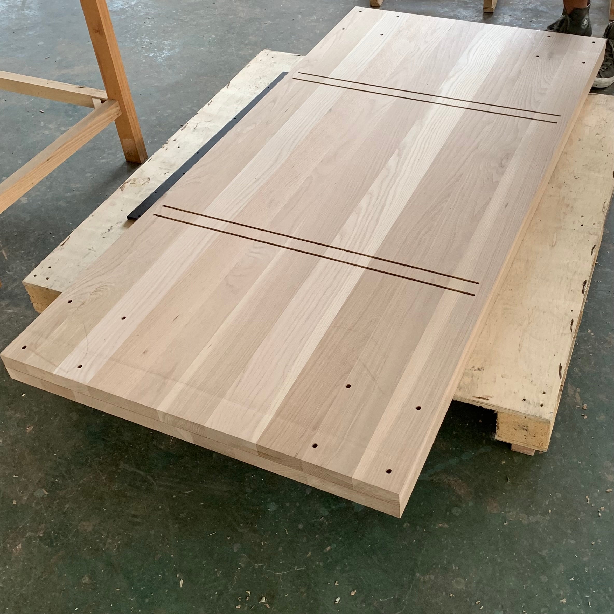 BONDI DINING TABLE 1600 NT の天板製作途中。通し材の並びや仕上がり前の天板の表情がわかる写真。