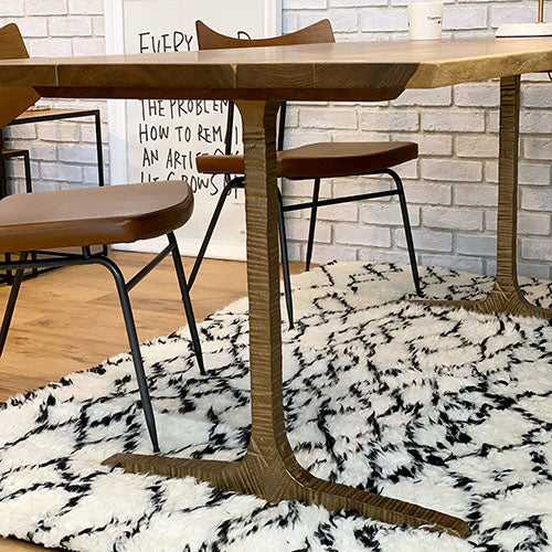 衝撃のカッコ良さ。 / SQUARE ROOTS / T LEG DINING TABLE / SMOKED OAK / BRONZE LEG