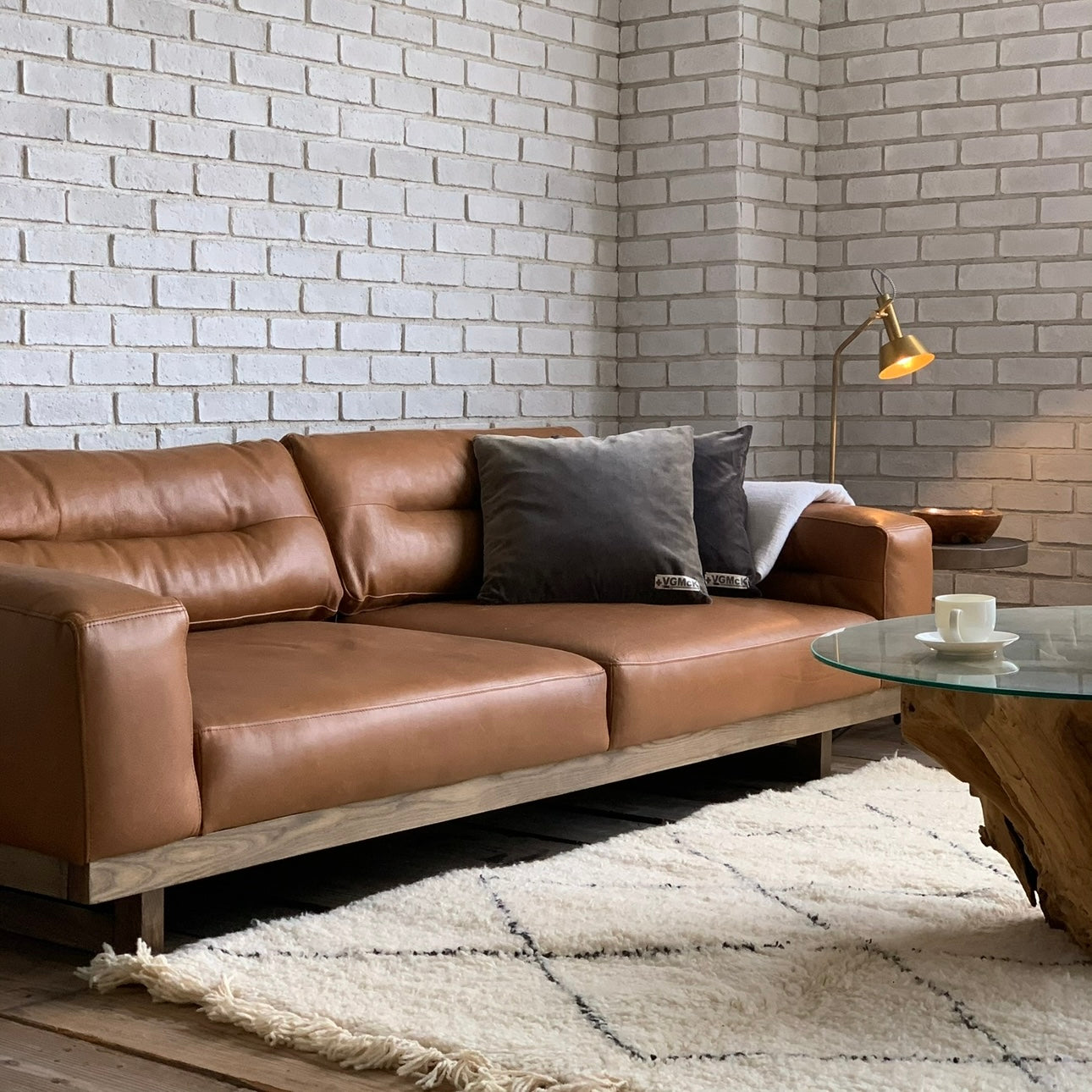     白レンガの空間に置いたHALO FROSTER SOFAの室内コーディネート画像