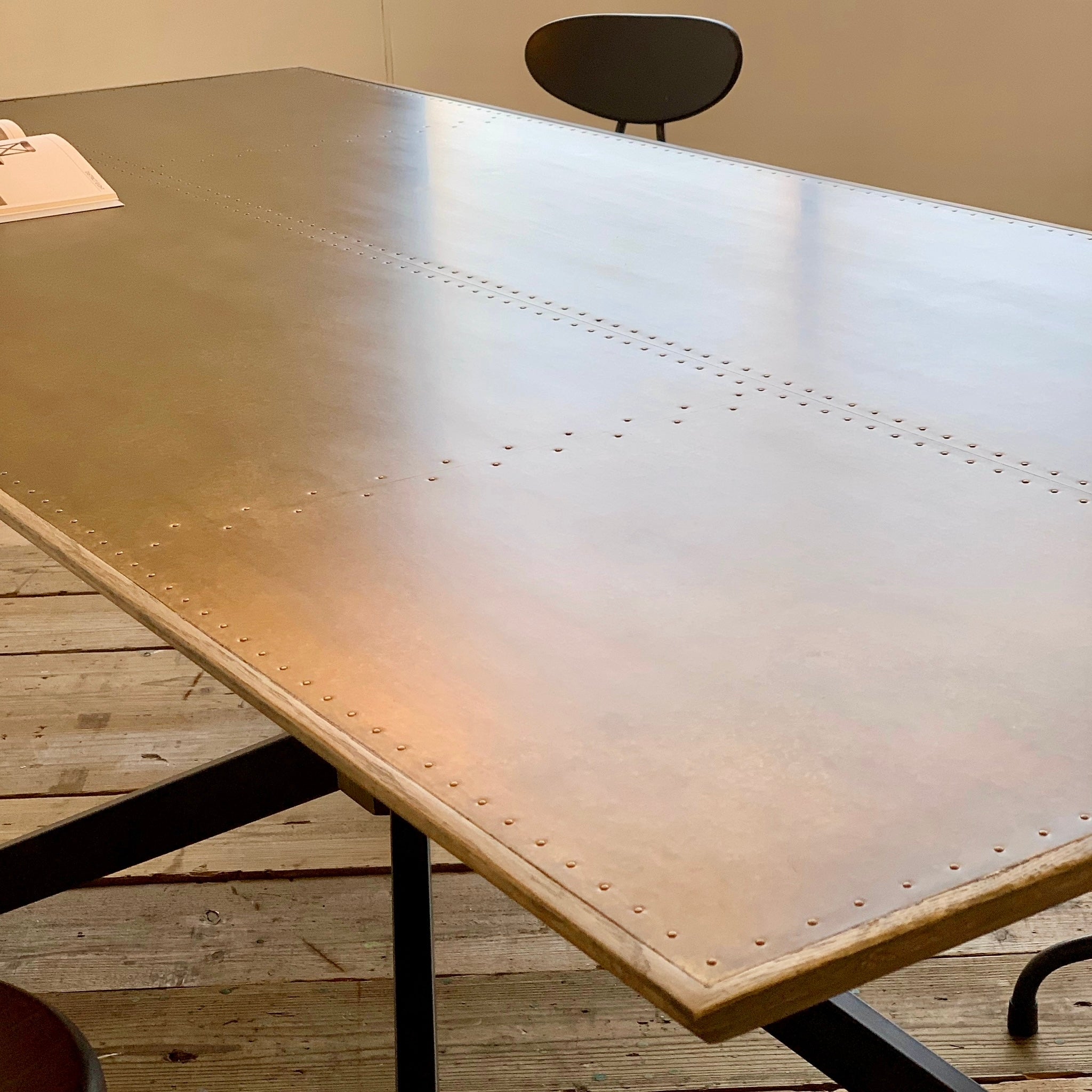 MERLIN TABLE 2000 天板寄り 手前 真鍮調の表情と鋲のライン