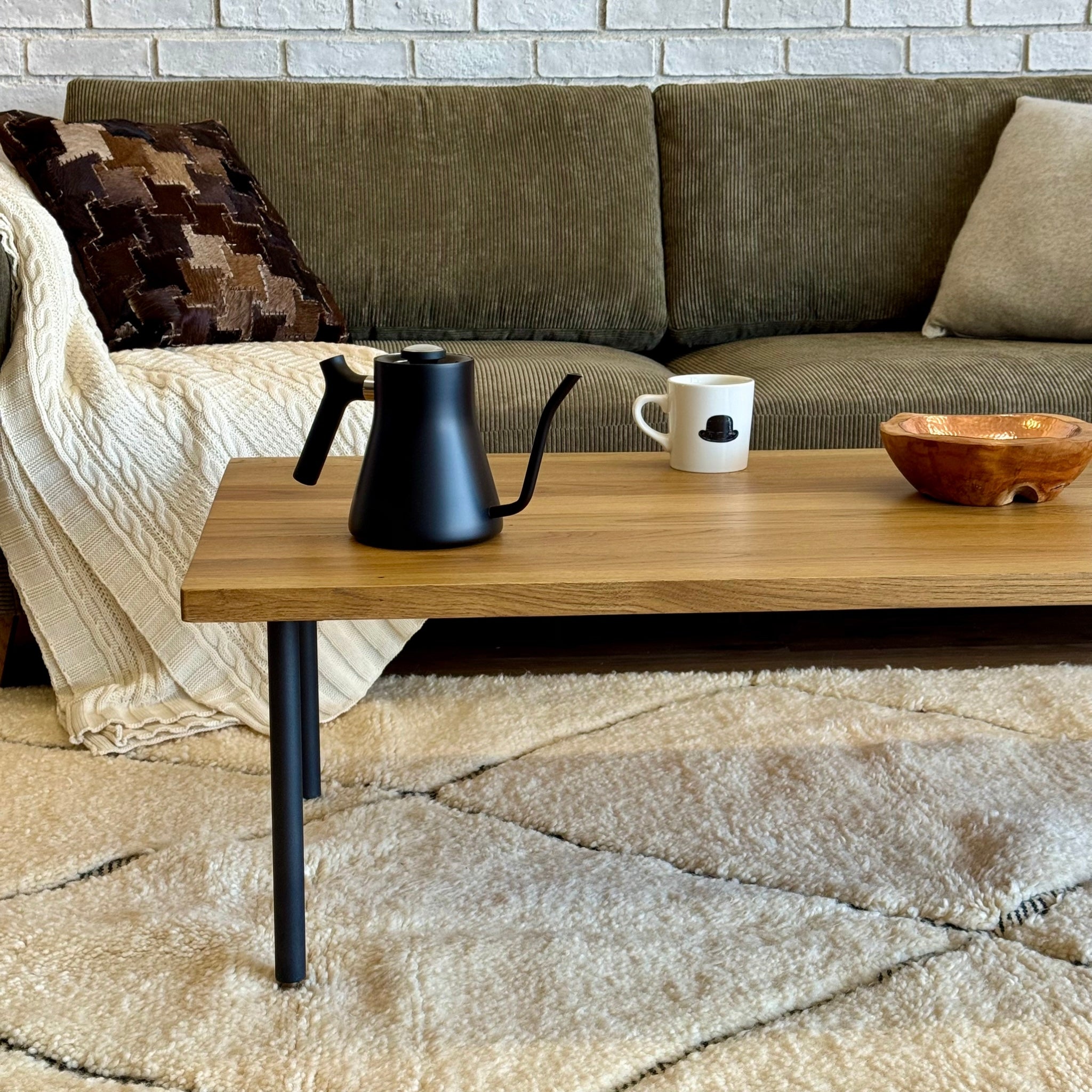 ソファ前のローテーブルにポットとカップを置いた使用イメージ