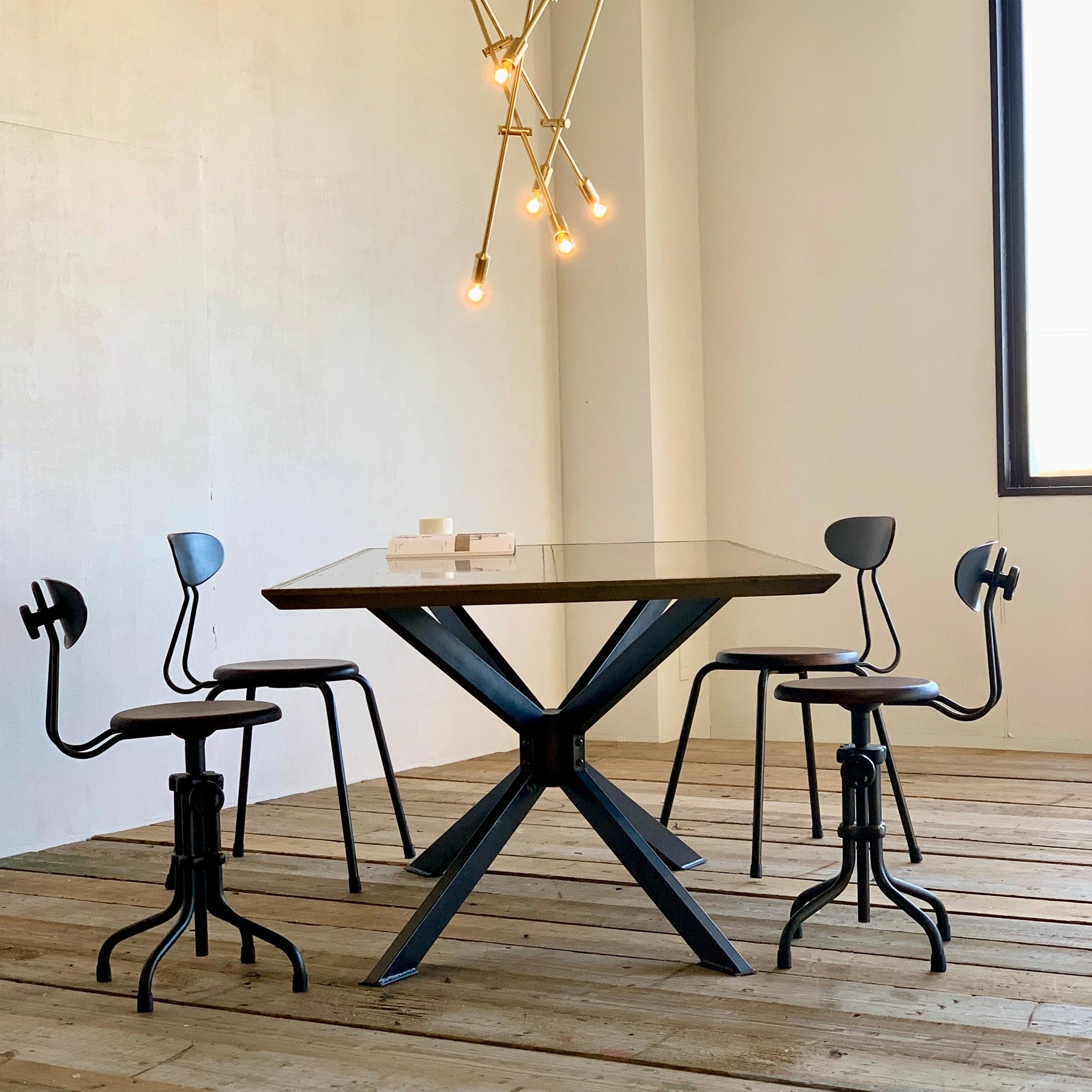 MERLIN TABLE 2000 ダイニングテーブル 使用イメージ 4人配置 空間全体