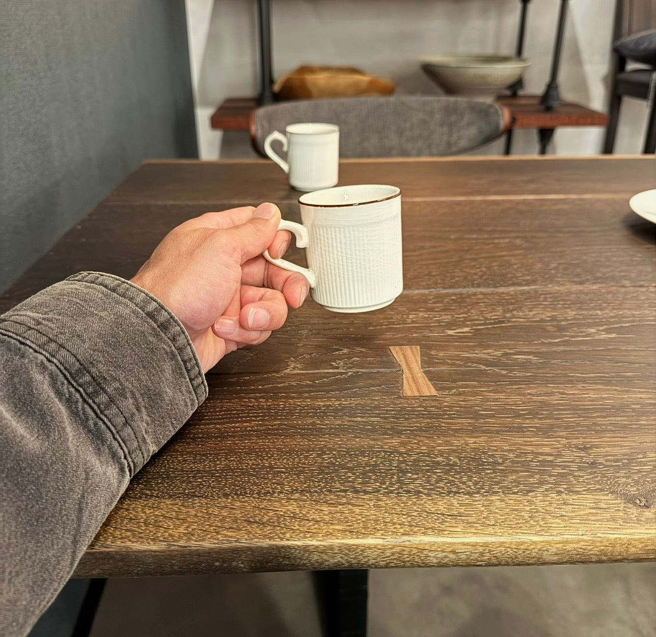 無垢材×黒脚で空間を引き締める 180cmダイニングテーブル｜T-LEG DINING TABLE／SQUARE ROOTS