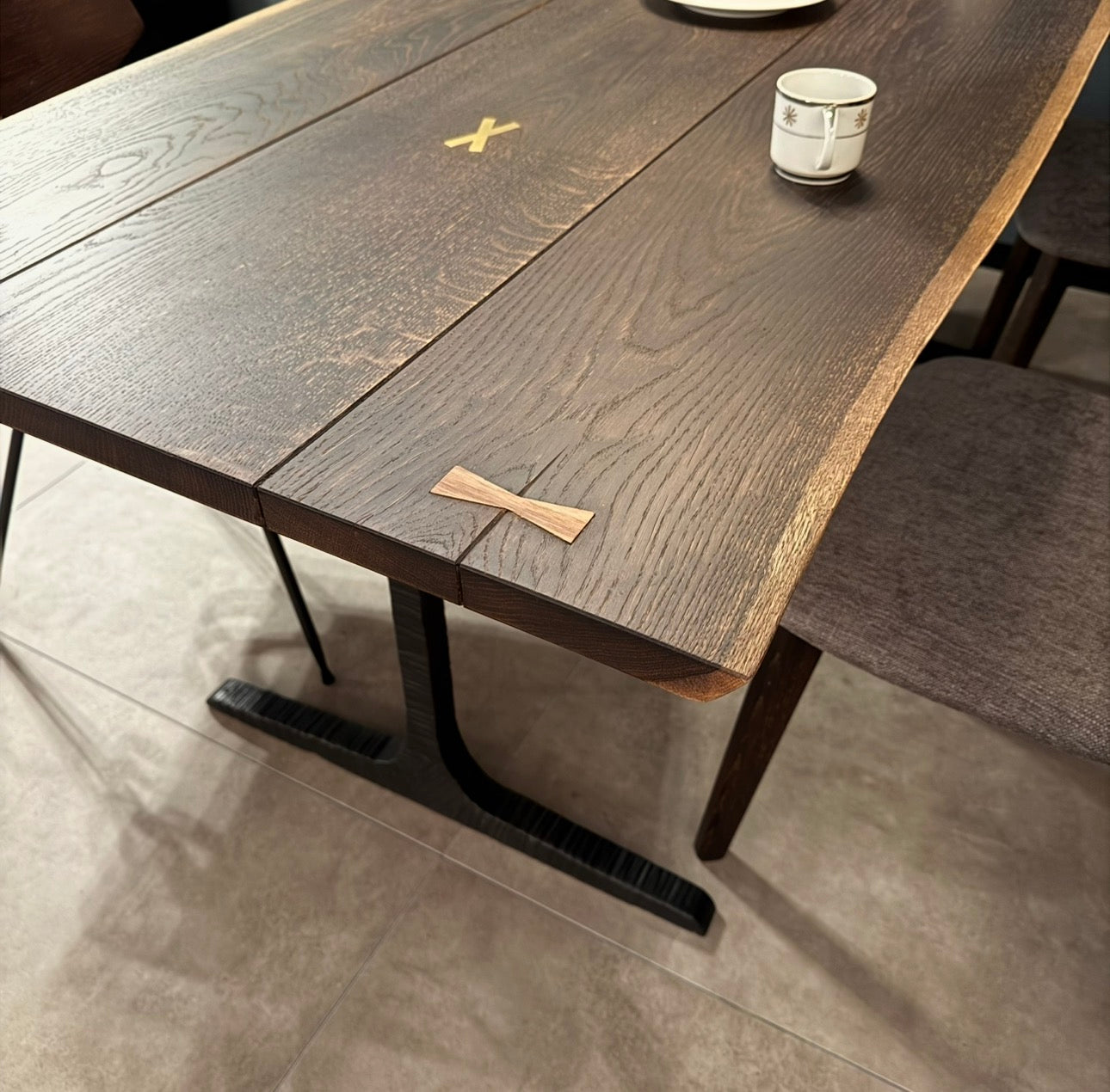 無垢材×黒脚で空間を引き締める 180cmダイニングテーブル｜T-LEG DINING TABLE／SQUARE ROOTS